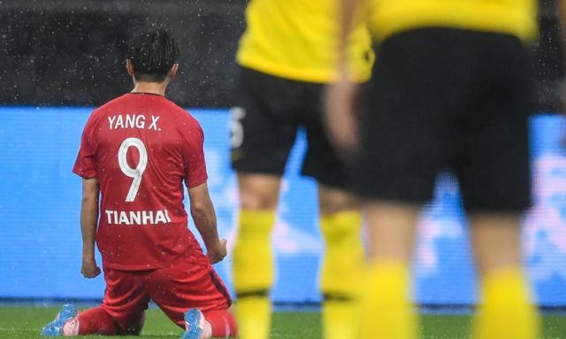 英超曼城补时争议点球绝杀曼联终结五连胜登顶引热议